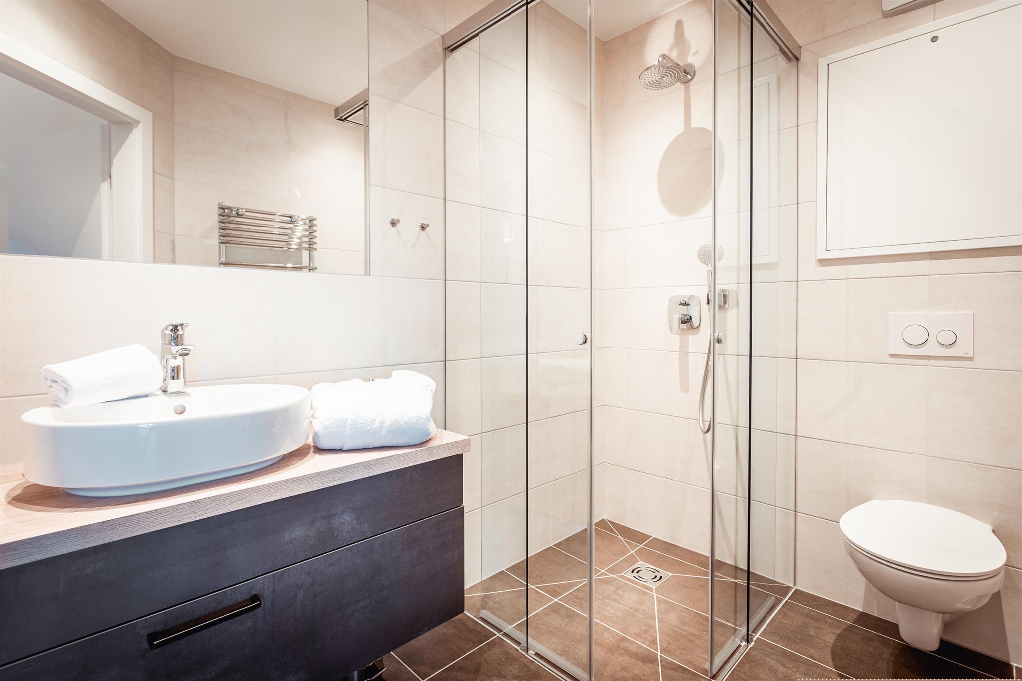 Gustav Top 2 Private Spa | Urban stay with private sauna, fenced terrace & Gustav flair — Schladming Appartements Maria Gruber GmbH, Schladming (6/10)