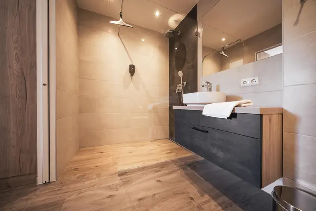 Gustav Top 6+7 Private Spa | Urban Stay mit privater Sauna, Balkon & Hochwurzenblick — Schladming Appartements Maria Gruber GmbH, Schladming (5/10)