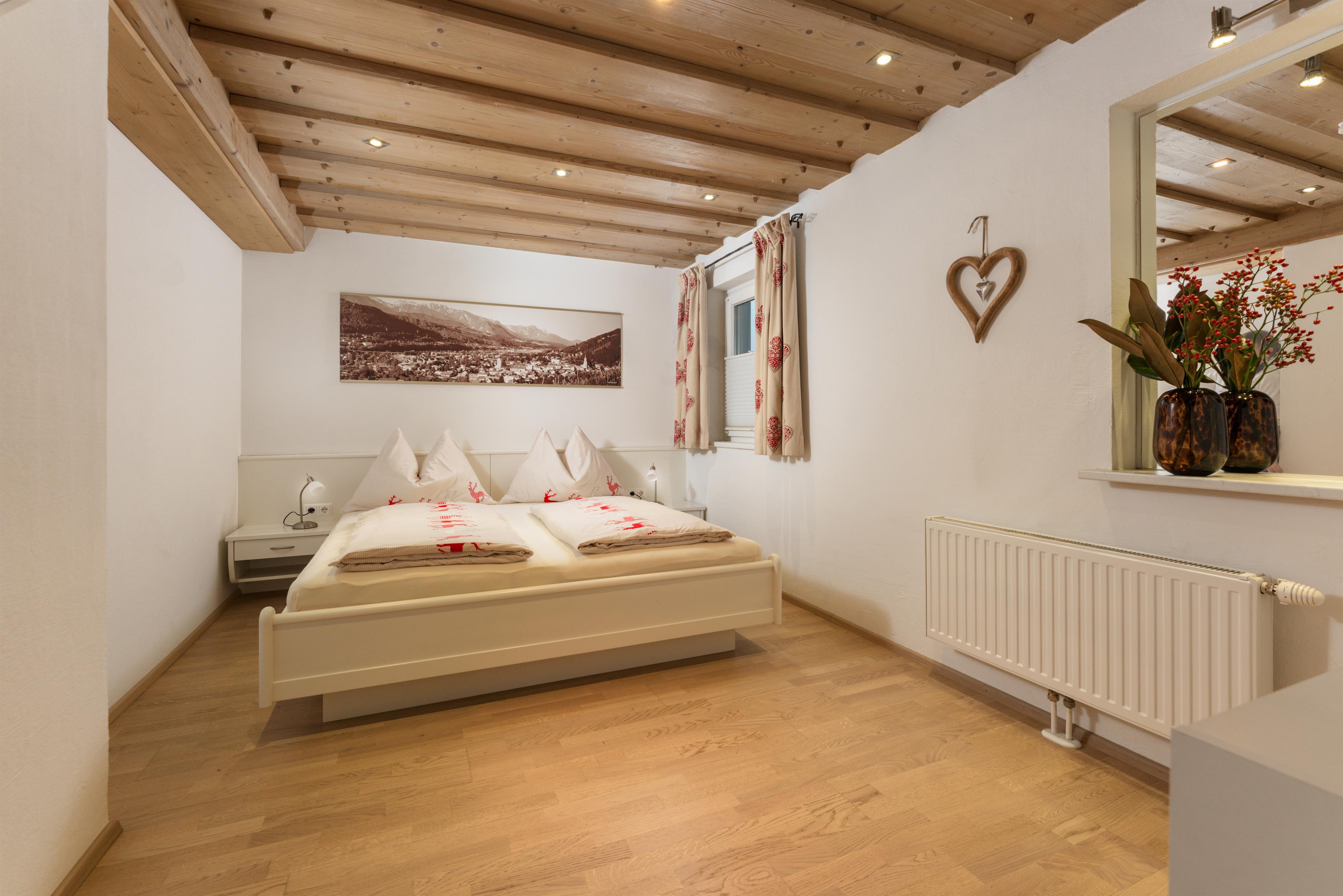 Knappenhaus Silber | Cozy apartment with traditional tiled stove in a quiet central location — apartment at Schladming Appartements Maria Gruber GmbH, Schladming — photo 6 of 11