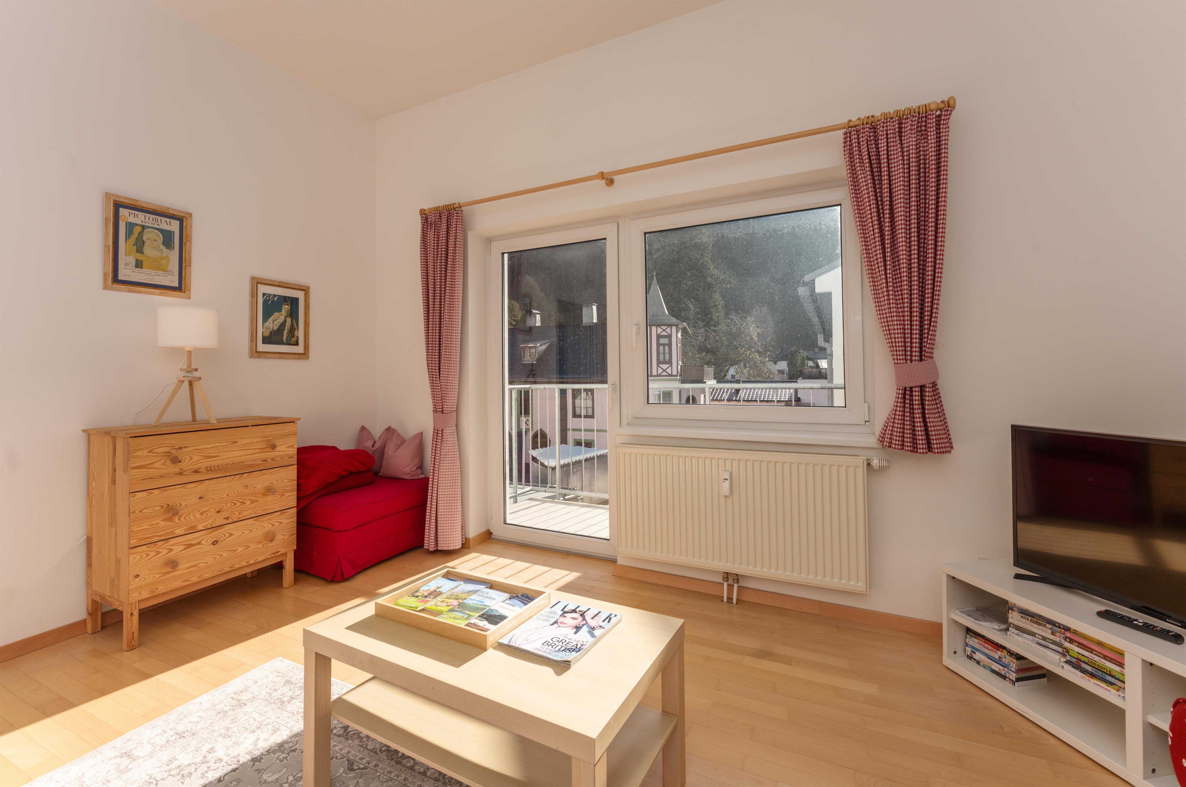 Maria Stewart Top 5 City Comfort | Comfortable city apartment with south-facing balcony – short walks to Planai, town center & restaurants — apartment at Schladming Appartements Maria Gruber GmbH, Schladming — photo 5 of 11