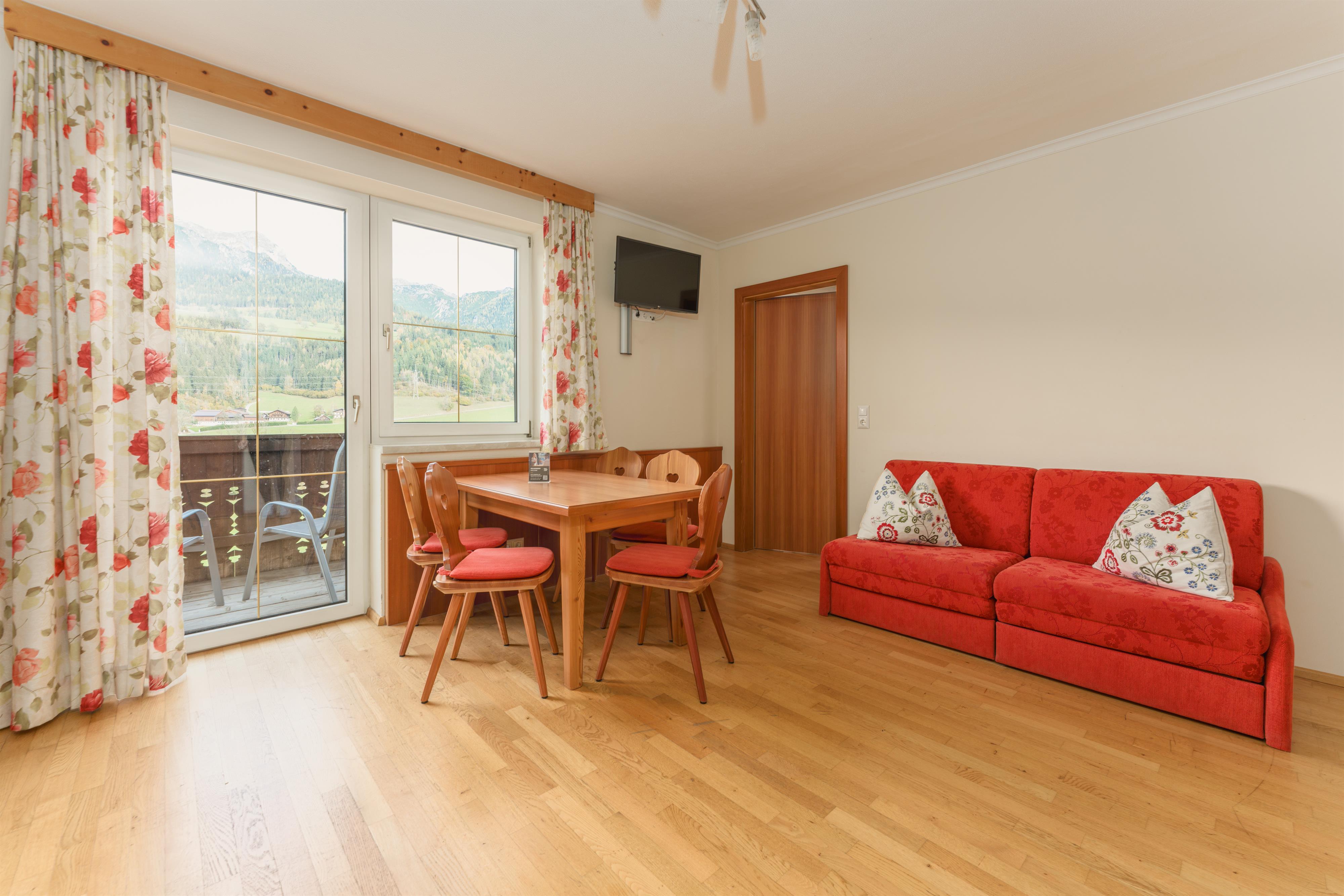 Stögergut Viehweide | Farm stay with balcony & morning sun, Dachstein views & country charm – Schladming Appartements Maria Gruber GmbH