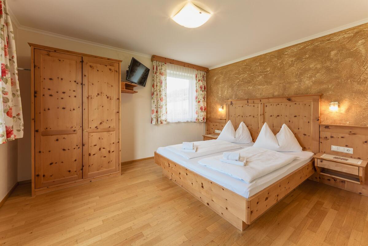 Stögergut Viehweide | Farm stay with balcony & morning sun, Dachstein views & country charm — apartment at Schladming Appartements Maria Gruber GmbH, Schladming — photo 4 of 10