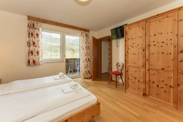 Stögergut Viehweide | Farm stay with balcony & morning sun, Dachstein views & country charm — apartment at Schladming Appartements Maria Gruber GmbH, Schladming — photo 7 of 10