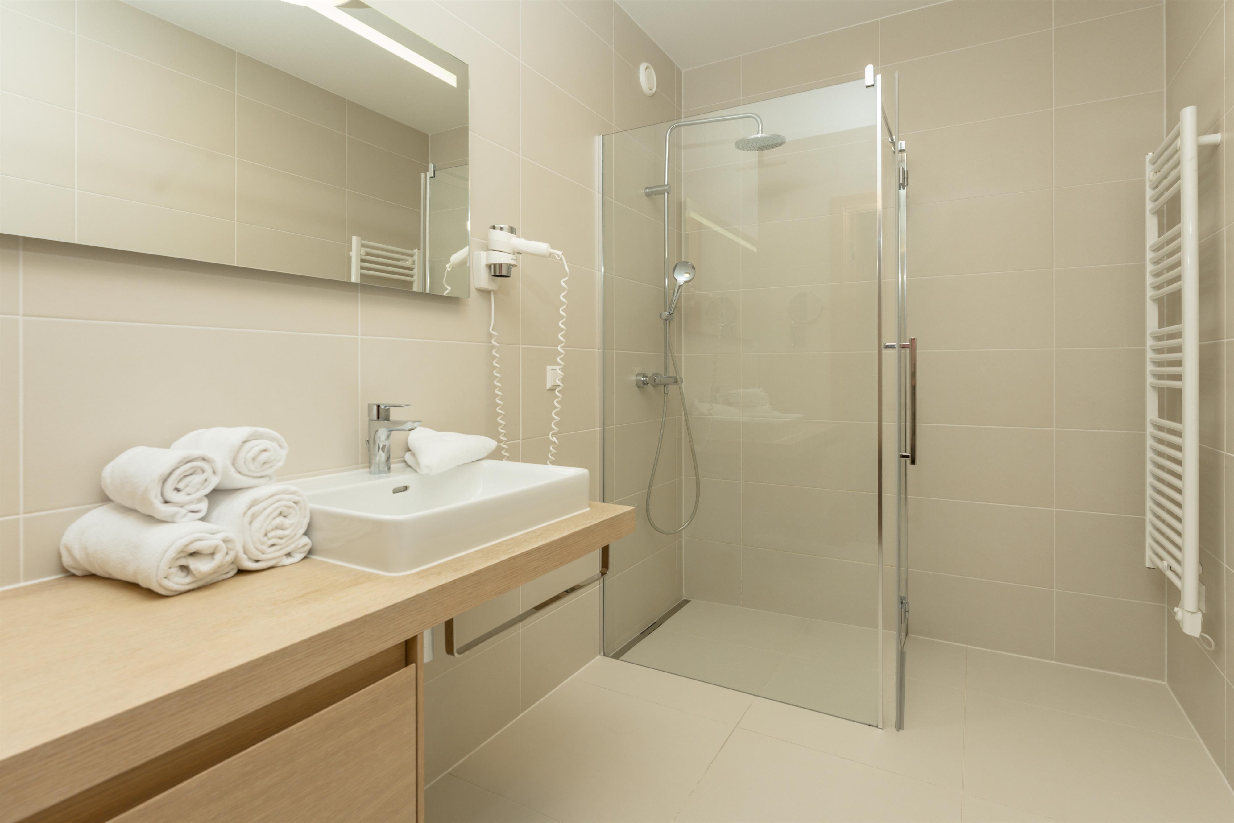 Sun Lodge | 1 bedroom panorama apartment with glazed Loggia | twin bed | sofa bed | Indoor pool, garden, relax area, sauna & gym — apartment at Schladming Appartements Maria Gruber GmbH, Schladming — photo 11 of 24