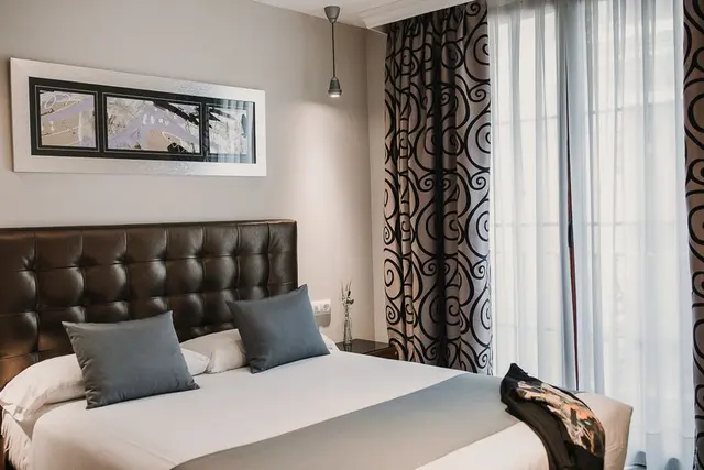 Double Bed | French Balcony and Bathtub — apartment at Signa Juristas, Valencia — photo 3 of 4