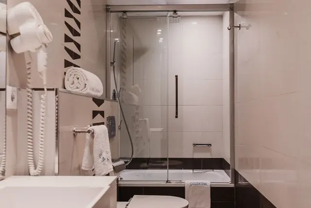 Double Bed | French Balcony and Bathtub — apartment at Signa Juristas, Valencia — photo 4 of 4