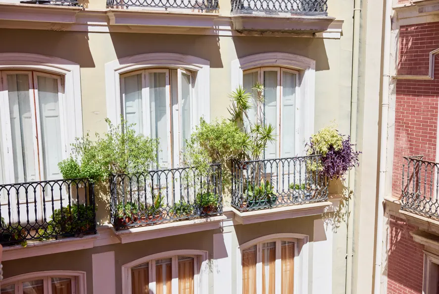 Extra Large | French Balcony and Ensuite Room – Signa Juristas Valencia