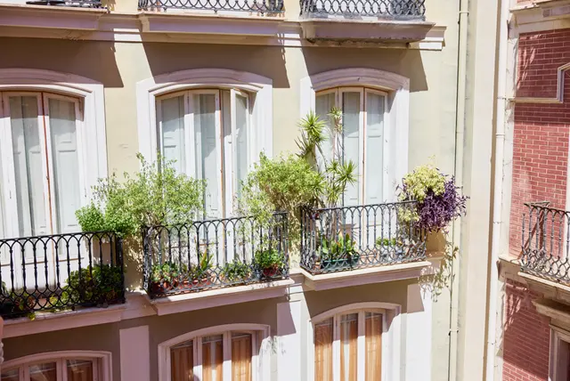 Extra Large | French Balcony and Ensuite Room – Signa Juristas