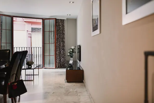 Extra Large | French Balcony and Ensuite Room — apartment at Signa Juristas, Valencia — photo 6 of 7