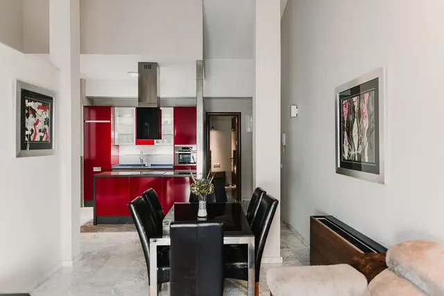 High Ceiling | Twin Beds and City View – Signa Juristas