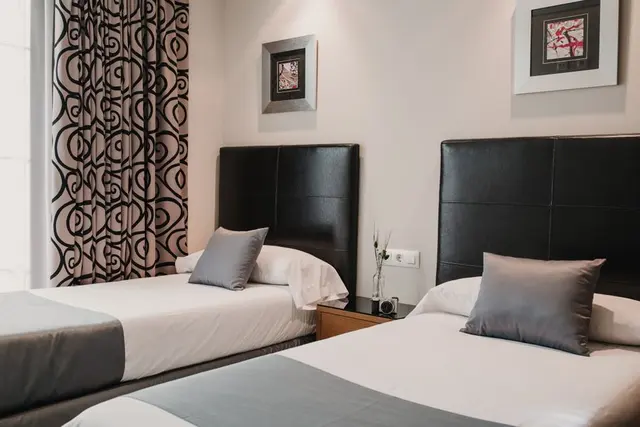High Ceiling | Twin Beds and City View — apartment at Signa Juristas, Valencia — photo 6 of 7