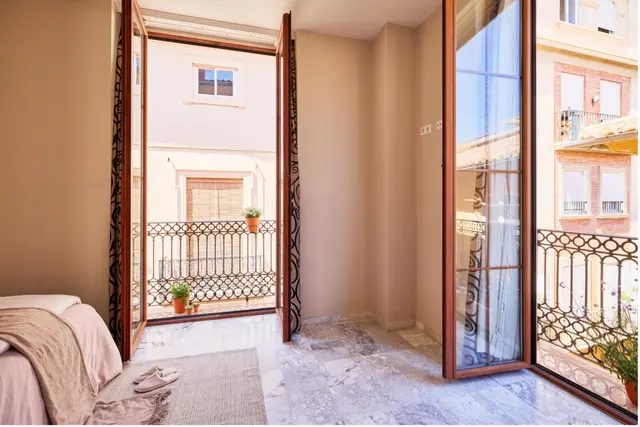 High Floor | Bathtub and French Balcony – Signa Juristas