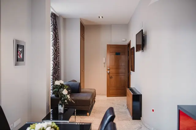 High Floor | Bathtub and French Balcony — apartment at Signa Juristas, Valencia — photo 5 of 7