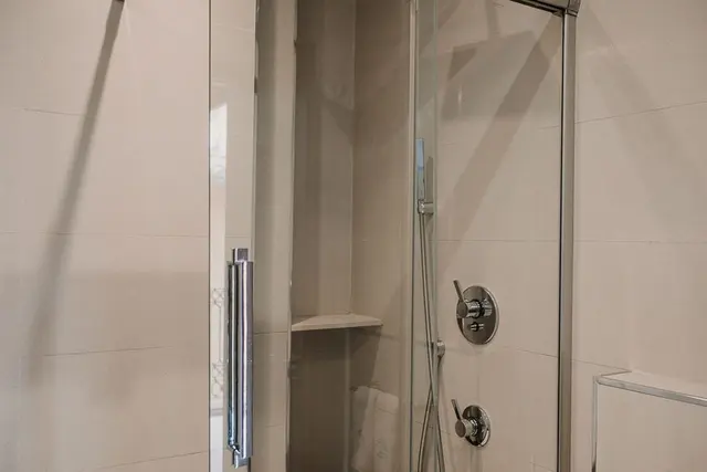 High Floor | Bathtub and French Balcony — apartment at Signa Juristas, Valencia — photo 7 of 7