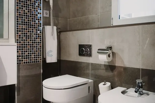 Large | Extra Bathroom and North Facing — apartment at Signa Juristas, Valencia — photo 4 of 6