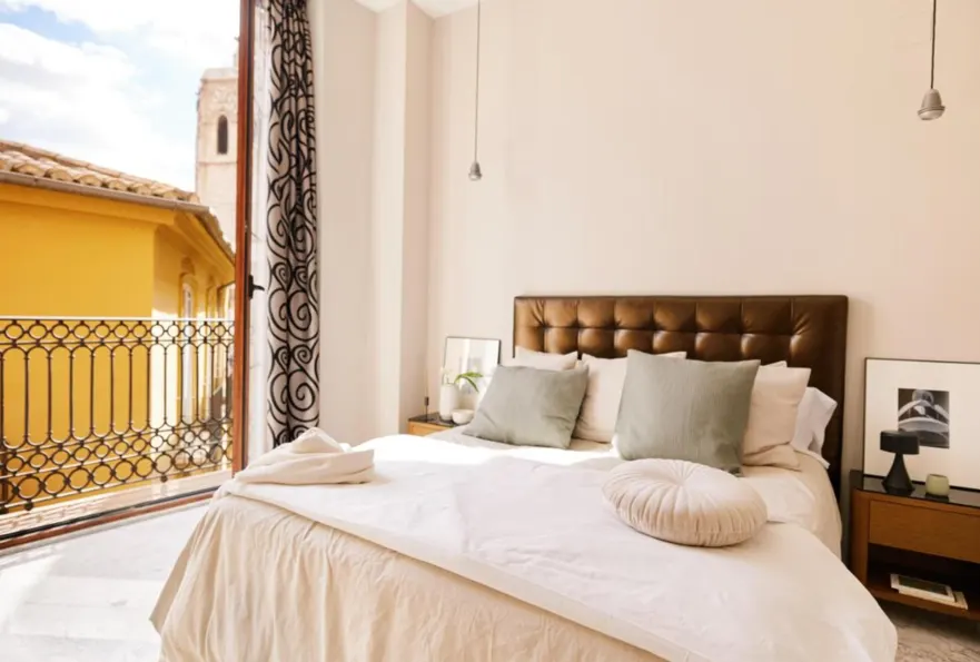 Large with Bathtub | View to El Miguelete – Signa Juristas Valencia