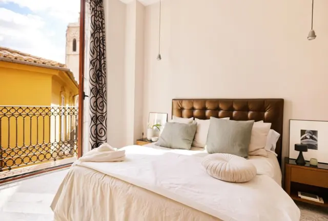 Large with Bathtub | View to El Miguelete – Signa Juristas