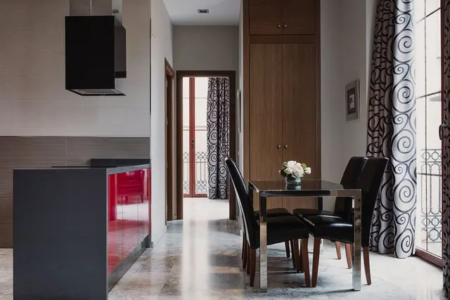 Middle Floor | Bathtub and Close to Elevator — apartment at Signa Juristas, Valencia — photo 5 of 7