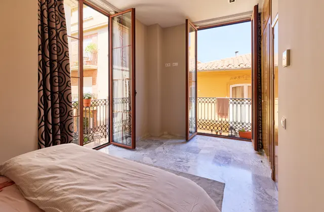 Middle Floor | Bathtub and Close to Elevator — apartment at Signa Juristas, Valencia — photo 6 of 7