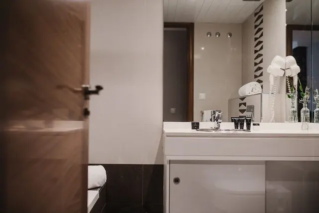 Middle Floor | Large and Bathtub — apartment at Signa Juristas, Valencia — photo 5 of 7