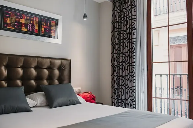 Middle Floor | Large and Bathtub — apartment at Signa Juristas, Valencia — photo 7 of 7