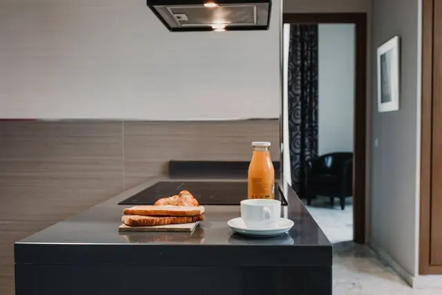 Spacious | Double Bed and East Facing — apartment at Signa Juristas, Valencia — photo 6 of 7