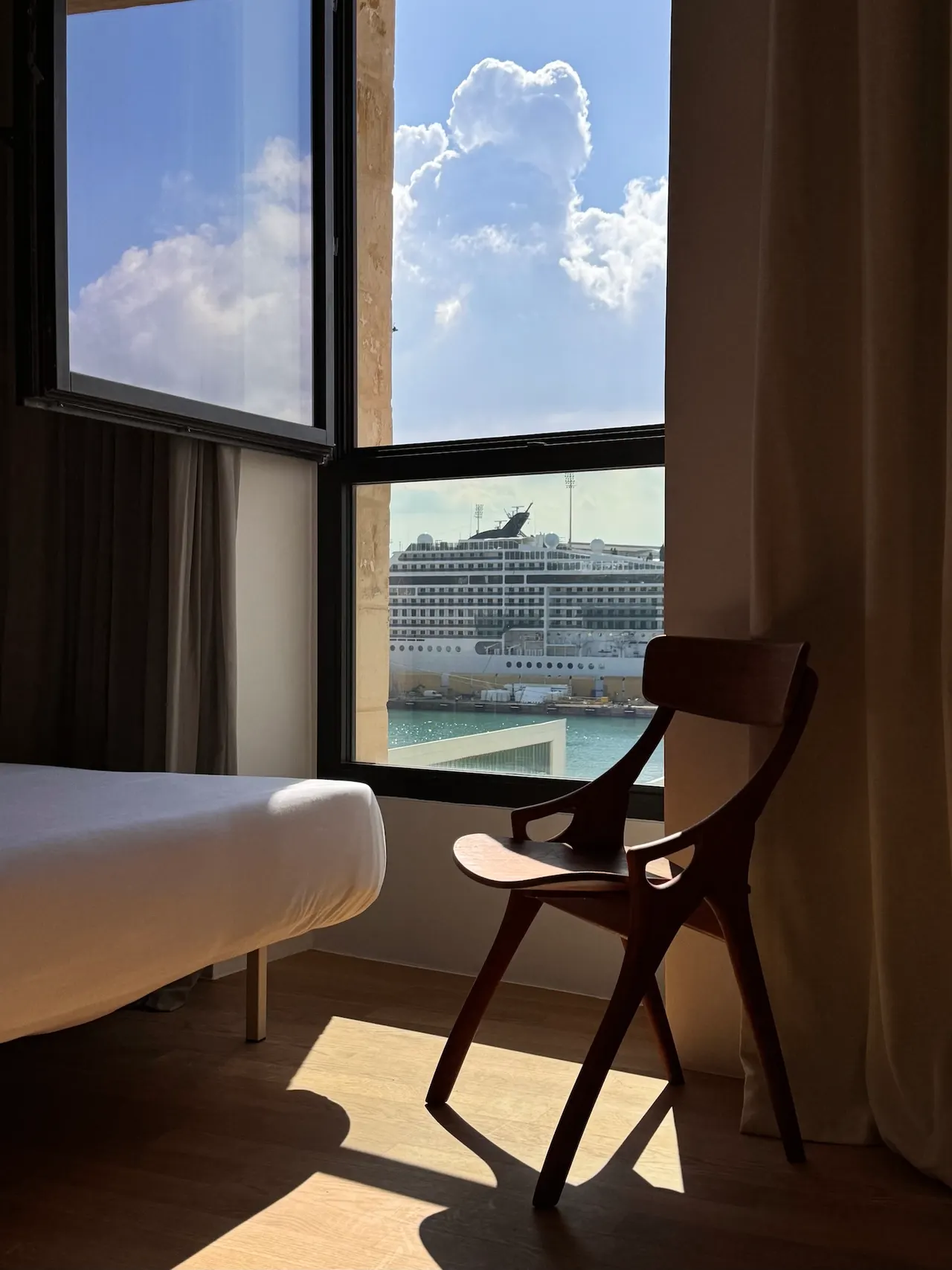 203 | Corner room with harbour views and living area – Stilla