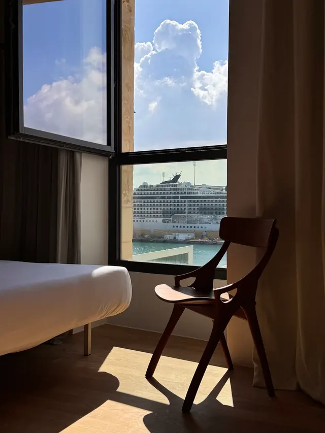 203 | Corner room with harbour views and living area – Stilla