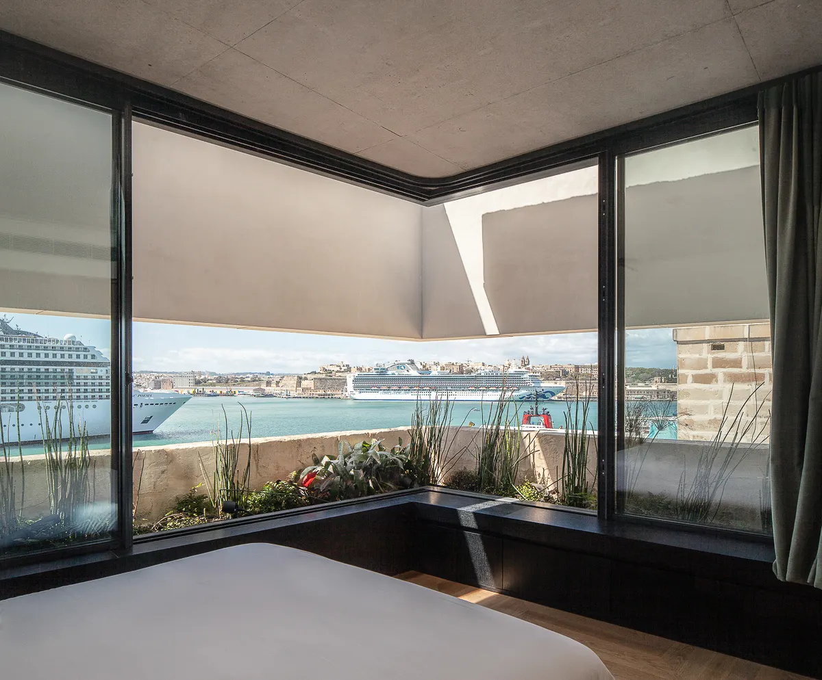 205 | Corner suite with panoramic views and dining area – Stilla