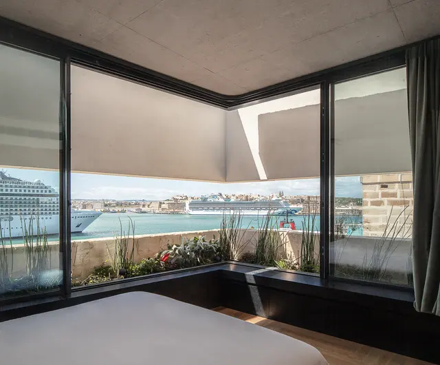 205 | Corner suite with panoramic views and dining area – Stilla