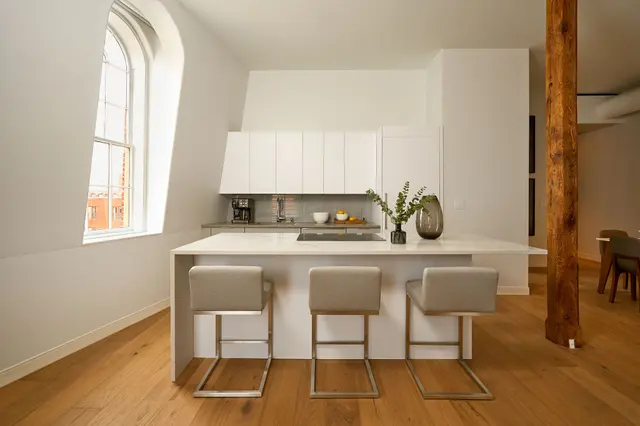 Three Bedroom Loft with City Views — apartment at The Docents Collection, Portland — photo 3 of 9