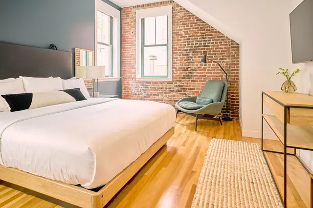 Three Bedroom Loft with Washer and Dryer — apartment at The Docents Collection, Portland — photo 6 of 11
