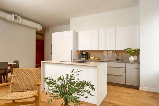Two Bedroom Loft with Washer and Dryer — apartment at The Docents Collection, Portland — photo 3 of 8