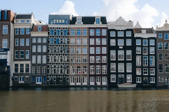 Cube | Canal view on high floor – THIS HO(S)TEL