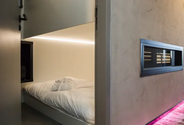 Cube | High floor and away from bathroom — accommodation at THIS HO(S)TEL, Amsterdam — photo 2 of 4