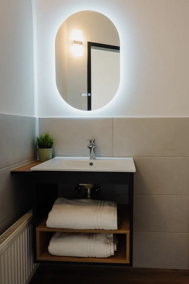 Corner Double Room | Green city view on high floor — room at Tower Hotel Frankfurt, Frankfurt — photo 2 of 3