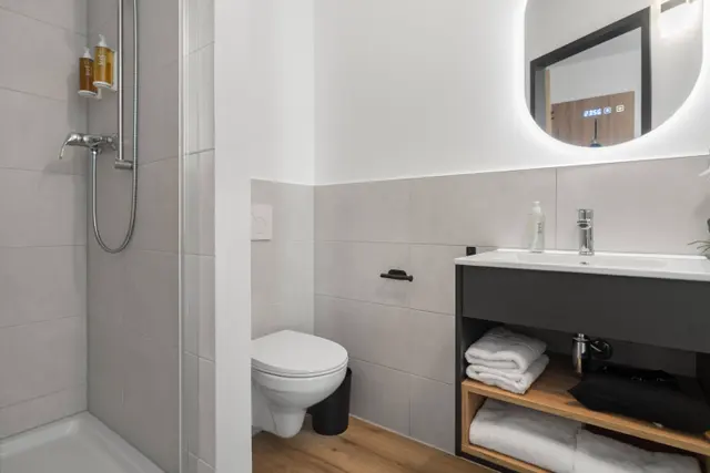 Double Room | Low floor — room at Tower Hotel Frankfurt, Frankfurt — photo 7 of 9
