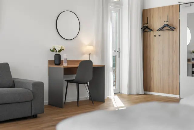 Triple Room — room at Tower Hotel Frankfurt, Frankfurt — photo 6 of 17