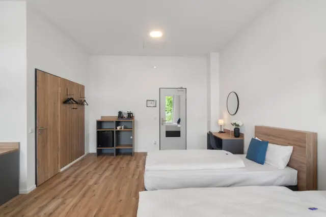 Triple Room — room at Tower Hotel Frankfurt, Frankfurt — photo 9 of 17