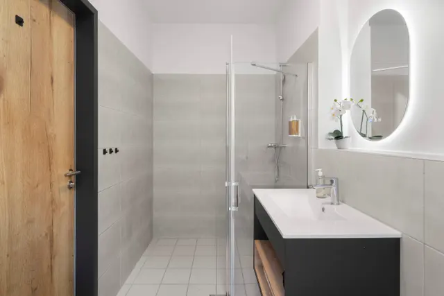 Tripple Room | Barrier free with terrace — room at Tower Hotel Frankfurt, Frankfurt — photo 11 of 12