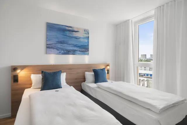 Zwei Zimmer nebeneinander — Tower Hotel Frankfurt, Frankfurt (2/8)