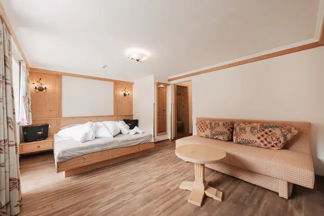 2 Bedroom Apartment L | Large balcony — accommodation at Wellness Aparthotel Panorama Alpin und Pitztal Living, Jerzens im Pitztal — photo 3 of 8