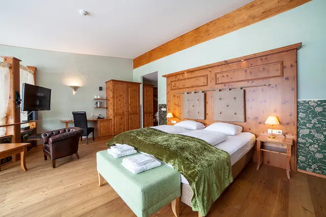 Exclusive studio with a private sauna, freestanding bath and terrace with mountain views — accommodation at Wellness Aparthotel Panorama Alpin und Pitztal Living, Jerzens im Pitztal — photo 2 of 3